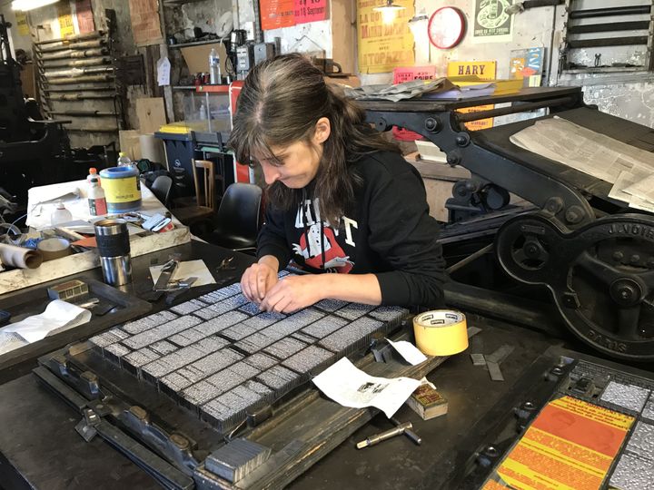 Cécile Douet, la typographe, assure la mise en page du Démocrate de l'Aisne (Valérie Gaget)