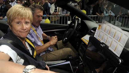 Florence Pommerie (au premier plan) dans la voiture médicale du Tour de France. (MAXPPP)