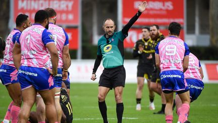 L'arbitre Romain Poite lors de la rencontre entre Biarritz et le Stade Français en Top 14 le 27 novembre 2021. (GAIZKA IROZ / AFP)