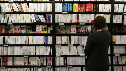 Dans une librairie de Rouen, le 15 avril 2016. (CHARLY TRIBALLEAU / AFP)