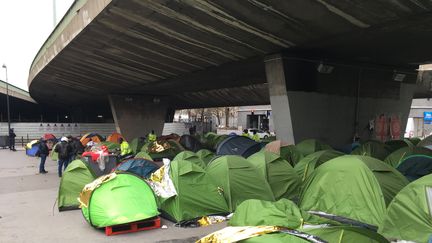 Un camp de migrants de la Porte de la Chapelle à Paris (FAUSTINE MAUERHAN / FRANCE-BLEU PARIS)