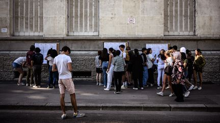 Des élèves vérifient leurs résultats du baccalauréat au lycée Edouard Herriot de Lyon, le 5 juillet 2022. (JEFF PACHOUD / AFP)