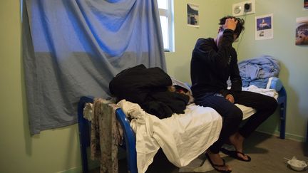 Un homme dans une cellule du centre de rétention du Canet à Marseille, en novembre 2017. (BERTRAND LANGLOIS / AFP)