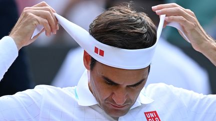 Roger Federer lors de son quart de finale perdu à Wimbledon, contre Hubert Hurkacz, le 7 juillet 2021. (GLYN KIRK / AFP)