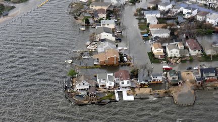 Apr&egrave;s avoir fait 67 morts dans les Cara&iuml;bes, le bilan s'est alourdi mercredi &agrave; 49 morts aux Etats-Unis et au Canada avec la d&eacute;couverte de 6 nouvelles victimes &agrave; New York.&nbsp; (ROB SIMPSON / US COAST GUARD / AFP)