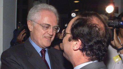 Le Premier ministre Lionel Jospin et François Hollande, tête de liste PS-MRG-MDC aux élections européennes, se congratulent, le 13 juin 1999. (PHILIPPE DESMAZES / AFP)