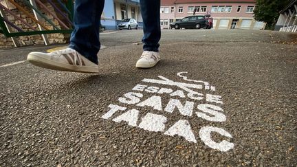 Un marquage au sol "Espace sans tabac" à l'entrée d'une école à Pont-de-Roide (Doubs), le 14 octobre 2021. (LIONEL VADAM / MAXPPP)