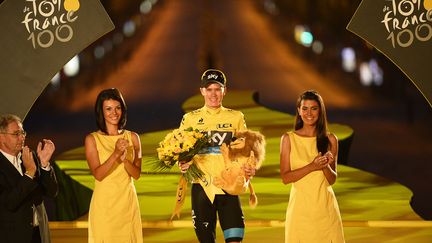 La nuit est déjà tombée quand Christopher Froome se présente sur le podium, à l'issue de l'édition du Tour de France, le 21 juillet 2013.&nbsp; (AFP)