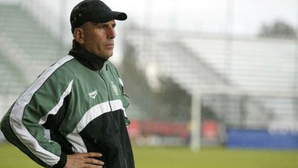 L'ancien entra&icirc;neur de football et actuel consultant sportif de Canal+ Elie Baup, lors d'un match &agrave; Saint-Etienne (Loire) en 2004. (FAYOLLE / SIPA)