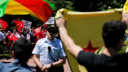 Partisans d'Erdogan et manifestants kurdes s'affrontent à Washington