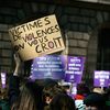 Une pancarte de soutien aux victimes de violences sexuelles, dans le cortège de la manifestation pour les droits des femmes, à Paris, le 8 mars 2021. (MARTIN NODA / HANS LUCAS / AFP)