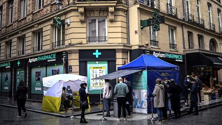 Des patients attendant devant une pharmacie pour effectuer un test antigénique, à Paris, le 23 décembre 2020.&nbsp; (CHRISTOPHE ARCHAMBAULT / AFP)