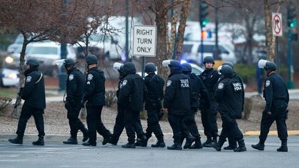 Des policiers sur un parking dans la ville de Watertown, pr&egrave;s de Boston, vendredi 19 avril 2013.&nbsp; (JARED WICKERHAM / GETTY IMAGES NORTH AMERICA / AFP)