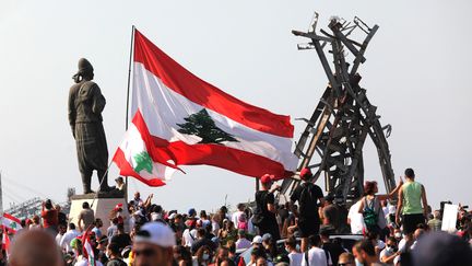 Des manifestants rassemblés devant le port de Beyrouth (Liban) le 4 août 2021, un an après l'explosion qui l'avait ravagé. (IBRAHIM AMRO / AFP)