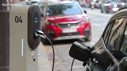 Le décret entérinant la baisse des aides à l'achat pour les voitures électriques a été publié dimanche 1er décembre au Journal officiel et la mesure est entrée en vigueur lundi 2 décembre. (France 2)