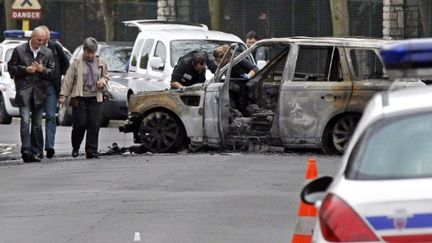 une voiture incendiée sur le site de l'attaque du siège de la société de sécurité Temis à Orly-ville, au sud de Paris (AFP PHOTO THOMAS SAMSON)