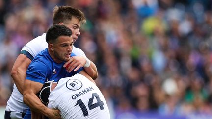 Le joueur du XV de France Brice Dulin pris en tenaille par la défense de l'Ecosse lors du match test des Summer Nations Series préparatives à la Coupe du monde de rugby, le 5 août à Edimbourg (ADRIAN DENNIS / AFP)