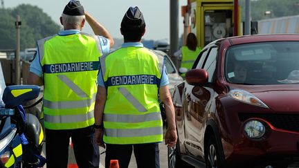 Des gendarmes contrôlent des véhicules sur l'autoroute A1, à Fresnes-lès-Montauban (Pas-de-Calais), le 7 juillet 2018.&nbsp; (DENIS CHARLET / AFP)