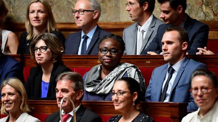 La candidate soutenue par La République en marche Ramlati Ali (au centre), le 4 juillet 2017 à l'Assemblée nationale. (MARTIN BUREAU / AFP)