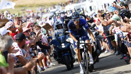 Thibaut Pinot fend la foule en solitaire, lors de la 20e étape du Tour de France, le 22 juillet 2023. (ETIENNE GARNIER / AFP)