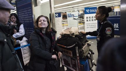 La journaliste française Ursula Gauthier, expulsée de Chine, à l'aéroport de Pékin, le 31 décembre 2012. (FRED DUFOUR / AFP)