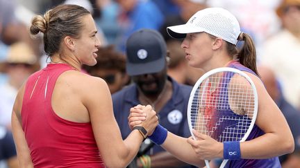 Aryna Sabalenka et Iga Swiatek lors de leur affrontement en demi-finale du WTA 1000 de Cincinnati, le 18 août 2024. (MATTHEW STOCKMAN / GETTY IMAGES NORTH AMERICA / AFP)