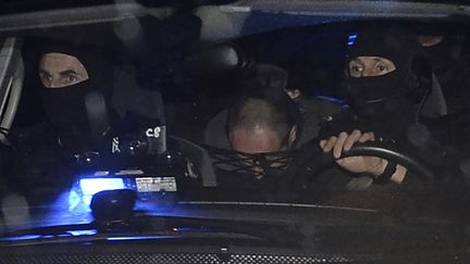 Hubert Caouissin lors d'un transfert, sous escorte policière, vers Pont-de-Buis (Finistère), le 8 mars 2017.&nbsp; (FRED TANNEAU / AFP)