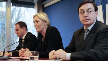 Le maire d'Hénin-Beaumont, Steeve Briois (à gauche), va remplacer Jean-François Jalkh (à droite) à la présidence par intérim du Front national. (JACQUES DEMARTHON / AFP)