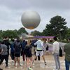 Le public devant le jardin des Tuileries à Paris, le 27 juillet 2024, pour apercevoir la vasque olympique. (BENOIT JOURDAIN / FRANCEINFO)