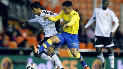 Danilo Barbosa au duel avec Roque Mesa (JOSE JORDAN / AFP)