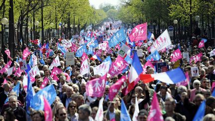 Avec slogans, pancartes et drapeaux, des manifestants oppos&eacute;s au mariage pour tous d&eacute;filent &agrave; Paris, le 21 avril 2013. (MAXPPP)