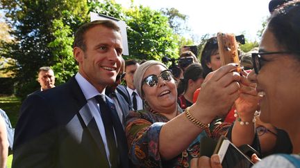 Emmanuel Macron pose pour un selfie avec des visiteurs venus à l'Elysée à l'occasion des Journées du patrimoine, le 15 septembre 2018, à Paris. (ANNE-CHRISTINE POUJOULAT / AFP)