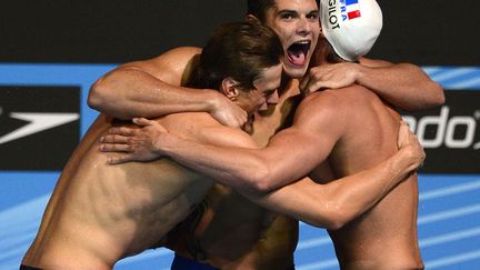 Les Fran&ccedil;ais (G &agrave; D) Yannick Agnel, Florent Manaudou et Fabien Gilot c&eacute;l&egrave;brent leur victoire &agrave; l'issue du relais 4x100 m&egrave;tres nage libre aux championnats du monde de natation &agrave; Barcelone (Espagne), le 28 juillet 2013. (LLUIS GENE / AFP)