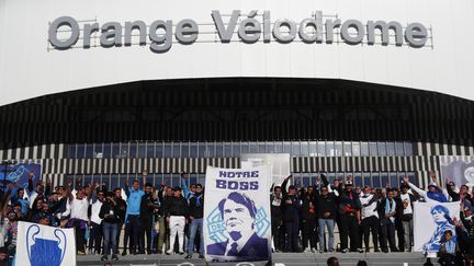 L'hommage des supporters à Bernard Tapie, le 4 octobre 2021. (GUILLAUME HORCAJUELO / EPA)