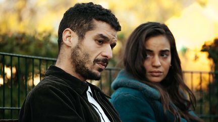 Soufiane Guerrab et Souheila Yacoub dans "De bas étage" de&nbsp;Yassine Qnia (2021). (SHANNA BESSON / LE PACTE)