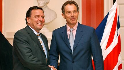 L'ancien chancelier allemand Gerhard Schr&ouml;der (G) et l'ancien Premier ministre britannique Tony Blair (D), le 15 juillet 2004 &agrave; Londres (Royaume-Uni). (MARTIN HAYHOW / AFP)