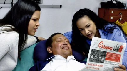 Une photographie du pr&eacute;sident v&eacute;n&eacute;zu&eacute;lien, Hugo Chavez, entour&eacute; de deux de ses filles, dans sa chambre d'h&ocirc;pital de La Havane (Cuba), le 15 f&eacute;vrier 2013. (PRESIDENCIA / AFP)