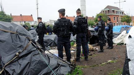 La police intervient dans un camp de migrants, &agrave; Calais (Pas-de-Calais), le 28 mai 2014. (DENIS CHARLET / AFP)