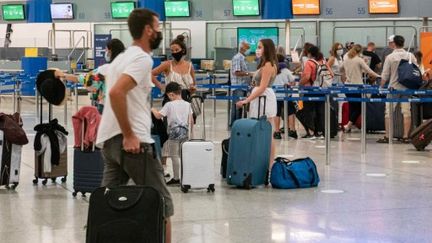 Des passagers à l'aéroport d'Athènes (Grèce), le 11 octobre 2020. (NICOLAS ECONOMOU / NURPHOTO)