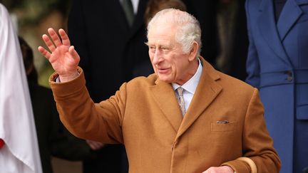 Le roi Charles III salue la foule après la messe de Noël, le 25 décembre 2023 à Sandringham (Royaume-Uni). (ADRIAN DENNIS / AFP)