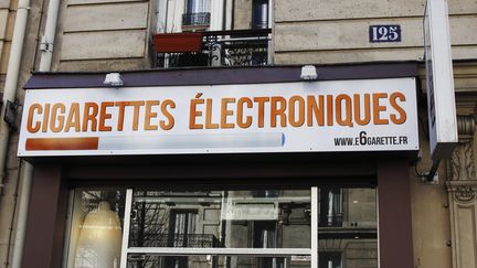 Une boutique vendant des cigarettes &eacute;lectroniques, &agrave; Paris, le 6 septembre 2013. (XAVIER RICHER / PHOTONONSTOP)