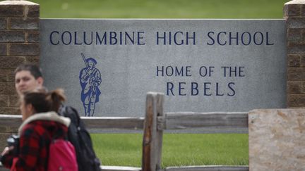 Des élèves quittent le lycée de Columbine dans le Colorado, le 16 avril 2019.
 (DAVID ZALUBOWSKI/AP/SIPA / AP)