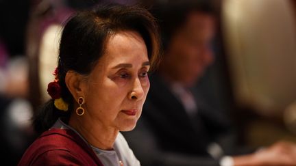 &nbsp;Aung San Suu Kyi le 3 novembre 2019 lors d'un sommet de l'Asean à Bangkok (Thaïlande). (MANAN VATSYAYANA / AFP)