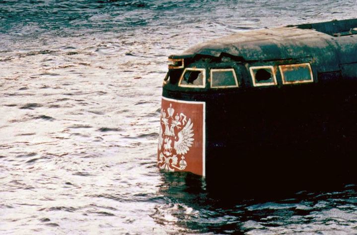 Le 23 octobre 2001, l'épave du  Koursk est ramenée au port de Roslyakovo près de Mourmansk. (Reuters)