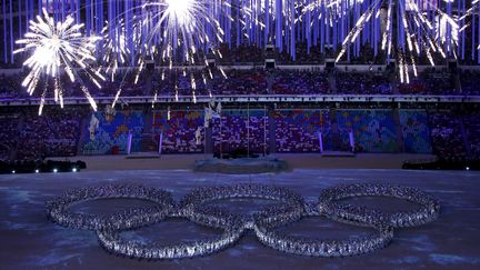 Des centaines de danseurs v&ecirc;tus de miroirs, ont form&eacute; les anneaux olympiques, sauf un, celui du rat&eacute; de la c&eacute;r&eacute;monie d'ouverture. Les spectateurs ont alors applaudi &agrave; tout rompre. ( ERIC GAILLARD / REUTERS)