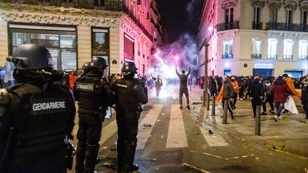 Ces échauffourées ont notamment eu lieu sur l'avenue des Champs-Élysées à Paris, dans la soirée du samedi 10 décembre. (CHRISTOPHE PETIT TESSON / EPA)