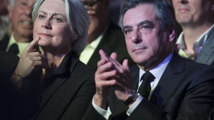 Penelope Fillon aux côtés de son mari, le 9 avril 2017, lors d'une réunion de campagne présidentielle à Paris.&nbsp; (IAN LANGSDON / MAXPPP)