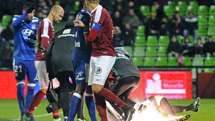 Alors qu'Anthony Lopes se faisait soigner par les médecins de l'OL, un autre pétard est venu exploser sous son dos ! (JEAN-CHRISTOPHE VERHAEGEN / AFP)