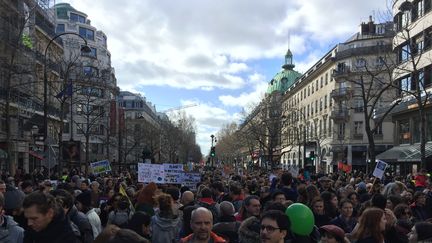 Quelque 36 000 personnes selon la préfecture de police et 107 000 selon les organisateurs ont participé samedi à Paris à la "Marche du siècle", manifestation destinée à dénoncer "l'inaction" contre le changement climatique.  (BORIS LOUMAGNE / RADIO FRANCE)