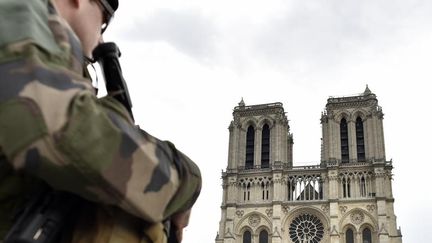 Une voiture avec six bombonnes de gaz découverte à Paris